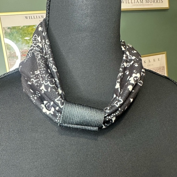 Black and White Skull Bandana Headband - Picture 3 of 4